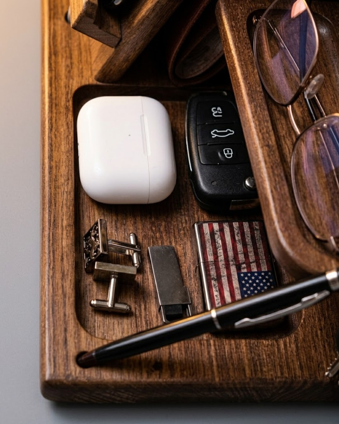 Organizador de Escritorio en Madera Real: Soporte para Reloj, Celular, Llaves y Accesorios